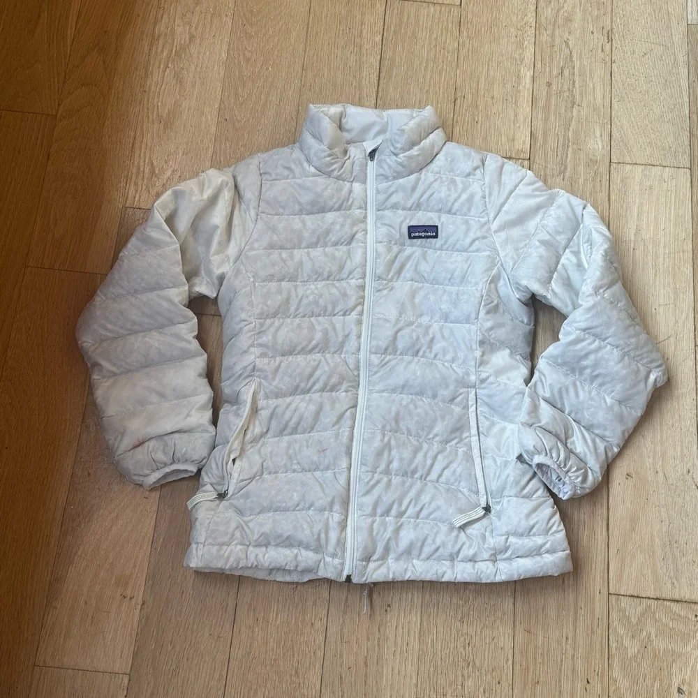 Patagonia White Puffer Jacket with Quilted Design, Pockets and Collar